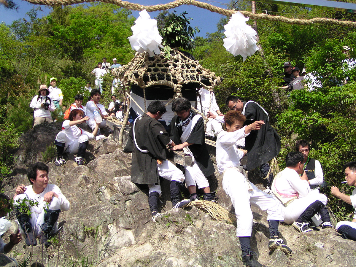 繖峰三神社　伊庭の坂下し祭